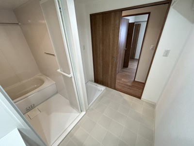 【ランドリースペース】 | ディアエスタ・ミオ甲子園一番町 | ご家族揃って身支度可能なゆとりの洗面室