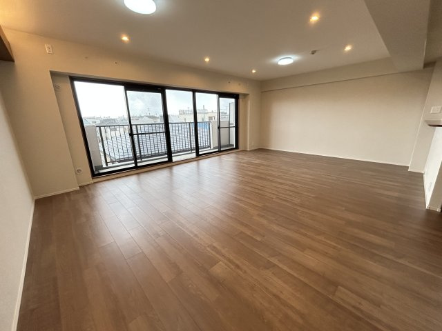 【居間・リビング】 | ディアエスタ・ミオ甲子園一番町 | ２１帖の広々リビングは自然とご家族が集まる空間