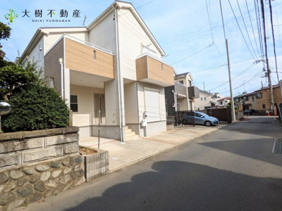 【前面道路含む現地写真】 | 平成27年築・「本厚木」駅徒歩17分　戸建て | 南西道路に面しております、東側は隣地の駐車場・西側は隣地のお庭となり、三方角地ような独立性がございます