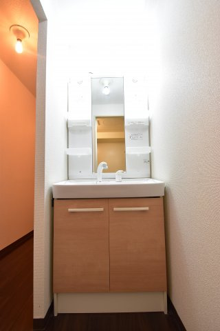 UTレジデンス弁天町の洗面所