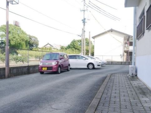 アンフィニール合川【キャッシュバック対象物件】の駐車場|駐車場があるので、車を買う予定の方も安心です
