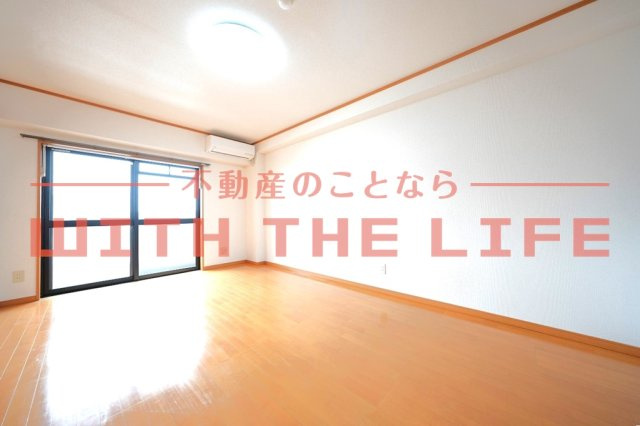 アーバンエル【キャッシュバック対象物件】の居間・リビング|おしゃれなリビングです