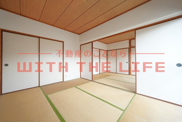 シェル幹【キャッシュバック対象物件】の和室|畳の上でゆっくりとくつろげる和室です