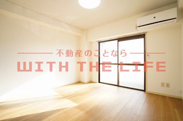 ロウタスビル【キャッシュバック対象物件】の居間・リビング|こちらのリビングで趣味の時間をお楽しみください