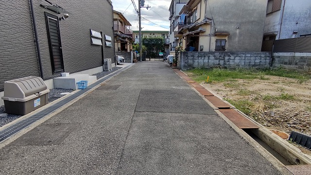 箕面市桜井２丁目の売地の前面道路含む現地写真