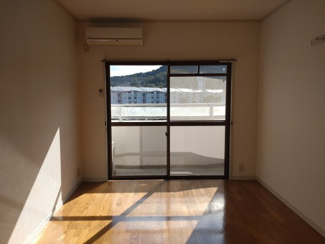 【居間・リビング】 | ライラック岡豊 | 7.5帖洋室　明るい室内