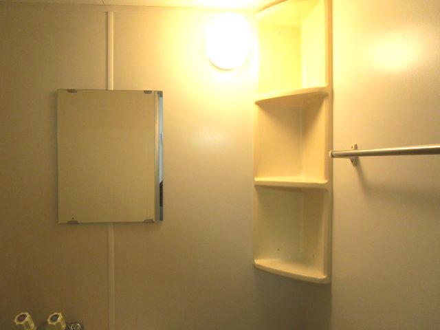 【浴室】 | ライラック岡豊 | バスルーム　上部に棚あります