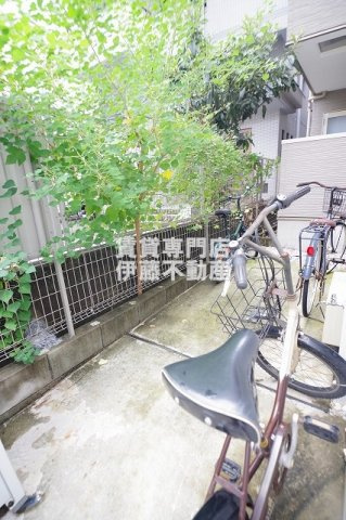Cherim志賀本通の駐車場
