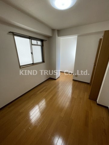 フラットワン天神橋の居間・リビング|こちらのリビングで趣味の時間をお楽しみください