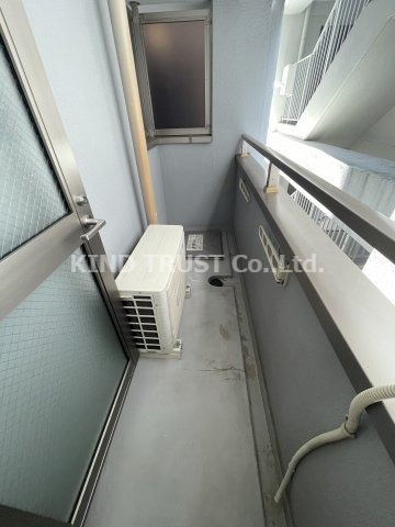 フラットワン天神橋のバルコニー|外からの目が気にならないバルコニーで洗濯物が干せます