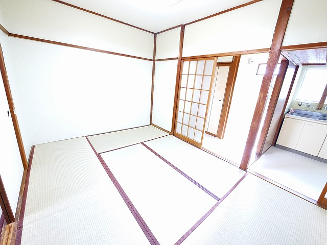 平和マンションの和室|畳の上でゆっくりとくつろげる和室です
