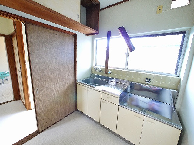 平和マンションの居間・リビング|キッチンでお料理をお楽しみください