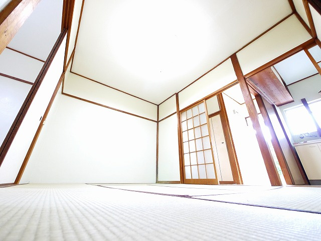 平和マンションの居間・リビング|明るい和室です。