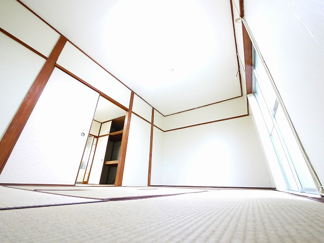 平和マンションの寝室|明るい和室です。
