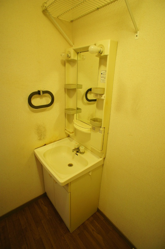 サンビレッジ梅満【キャッシュバック対象物件】の独立洗面台|朝の身支度には欠かせない独立洗面化粧台※現状優先