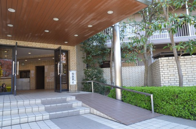 【エントランス】 | 恒陽綾瀬マンション | スロープがあり車いすでも階段を気にしなくてお住まいになれます