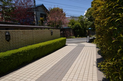 【エントランス】 | 恒陽綾瀬マンション | 緑に囲まれた素敵なアプローチです♪