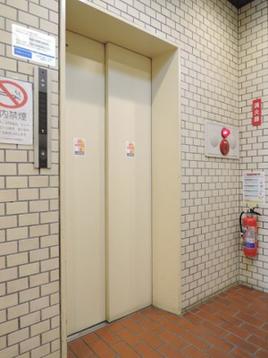 【その他共用部分】 | ライオンズマンション根岸第５ | お買い物時やベビーカーの出し入れに便利なエレベーター付です。