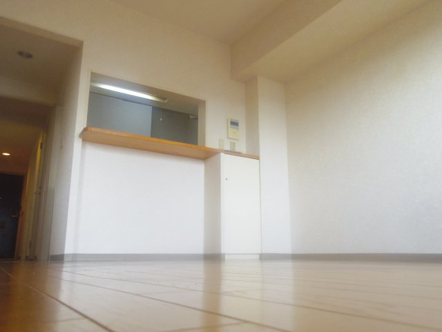 【居間・リビング】 | 開放的なリビングスペースです。