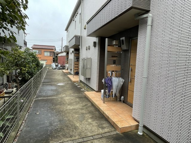 稲城市東長沼のアパートのエントランス