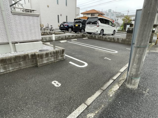 稲城市東長沼のアパートの駐車場