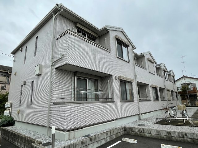 稲城市東長沼のアパートの外観