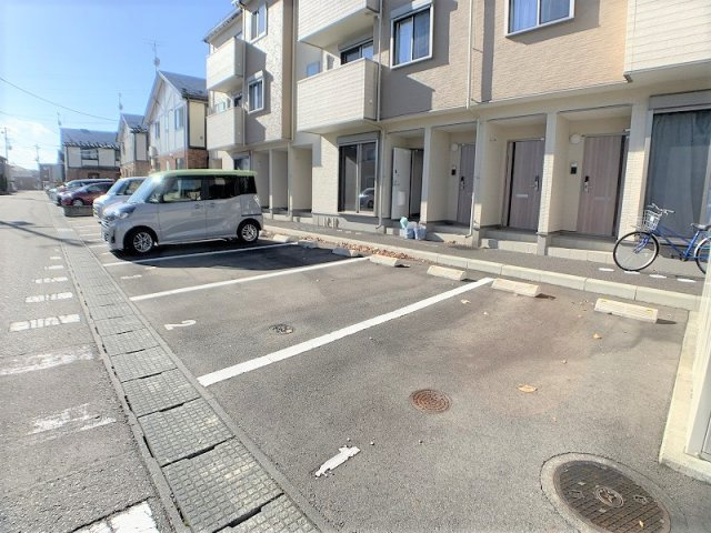 Maison・ALMA（メゾン・アルマ）の駐車場