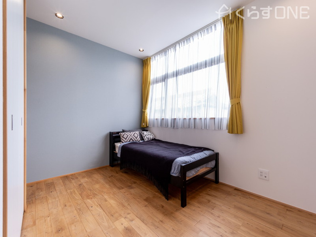 【その他】 | Freedom＆LivingTown小宅北／3期／4区画 | 【自社施工例】幅広の窓から差し込む光で明るい子供部屋