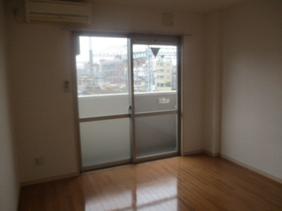 【居間・リビング】 | ポートラセーヌ | フローリングできれいなお部屋です