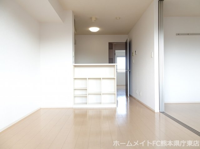 熊本市東区東野３丁目のアパートの居間・リビング
