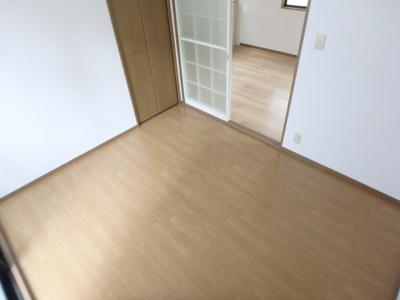 【洋室】 | ＷＩＬＬ　Ｊ | たっぷりの陽射しが射し込むお部屋です