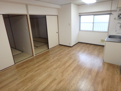 【居間・リビング】 | 加島第３マンション | こちらのリビングで趣味の時間をお楽しみください