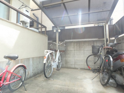 【その他共用部分】 | サンハイツ中西 | 屋根付き駐輪スペースです