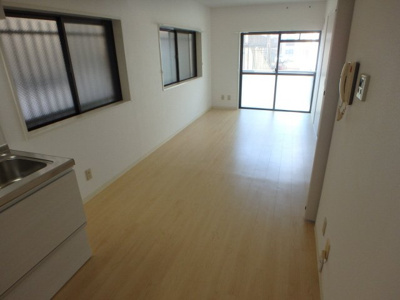 【居間・リビング】 | サンパレス２１夙川東 | 大きな窓からたっぷりの陽射しが射し込む