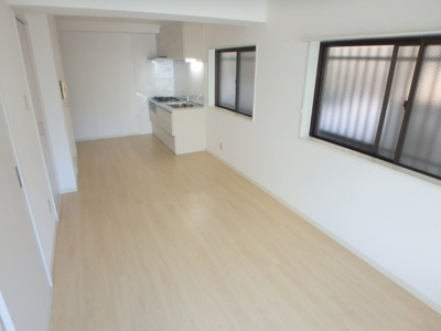 【居間・リビング】 | サンパレス２１夙川東 | たっぷりの陽射しが射し込むお部屋です