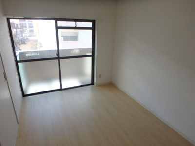 【居間・リビング】 | サンパレス２１夙川東 | 自然と笑顔の増える明るいお部屋です