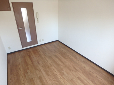 【居間・リビング】 | サンホームズ内山 | たっぷりの陽射しが射し込むお部屋です