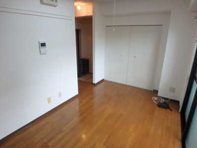 【居間・リビング】 | シェルプール弐番館 | たっぷりの陽光と心地よい風が舞い込む