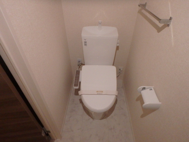 【トイレ】 | Ｄ－ｒｏｏｍ　ＷＥＳＴ　ＰＡＲＫ　西宮北口 | ウォシュレット付きのおトイレ