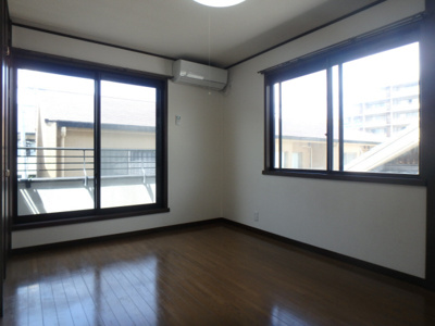 【居間・リビング】 | シャトーヤタニ | 通風にも優れた2面採光が叶うお部屋です