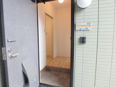 【玄関】 | シャレオ上大市　北棟 | 下駄箱付きで玄関すっきり