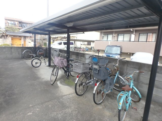 【その他共用部分】 | シャレオ上大市　南棟 | 屋根付き駐輪スペースです