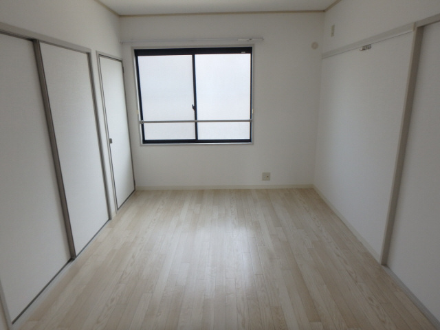 【寝室】 | シャレオ上大市　南棟 | ６帖の洋室