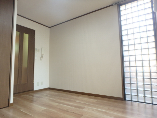 【居間・リビング】 | ステラハウス１５ | たっぷりの陽射しが射し込むお部屋です
