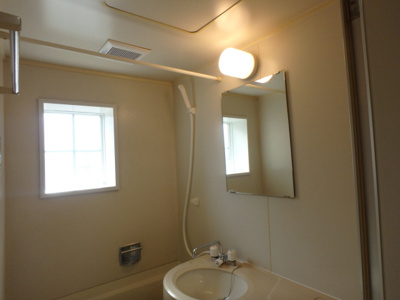 【浴室】 | ステラハウスⅥ | 自然光が入る窓付きの浴室