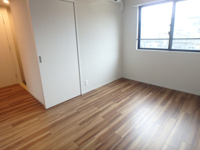 【寝室】 | Ｌａ・Ｄｏｕｃｅｕｒ西宮北口 | 明るい光が射し込むお部屋です