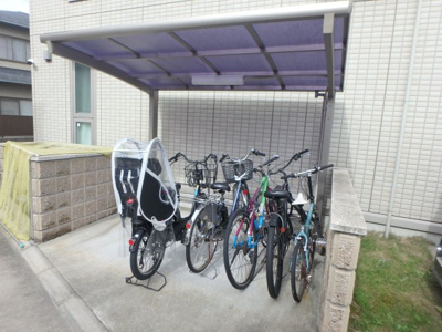 【その他共用部分】 | セジュール大森町 | 屋根付き駐輪スペースです