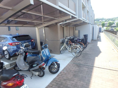 【その他共用部分】 | ソレーユ西宮 | 屋根付き駐輪スペースです