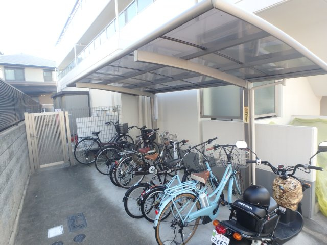 【その他共用部分】 | ＴＺ　ＲＥＡＬ | 屋根付き駐輪スペースです