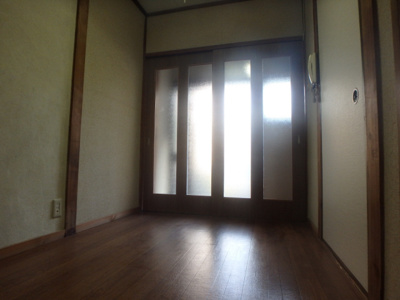 【キッチン】 | 日野町テラスハウス | たっぷりの陽射しが射し込むお部屋です